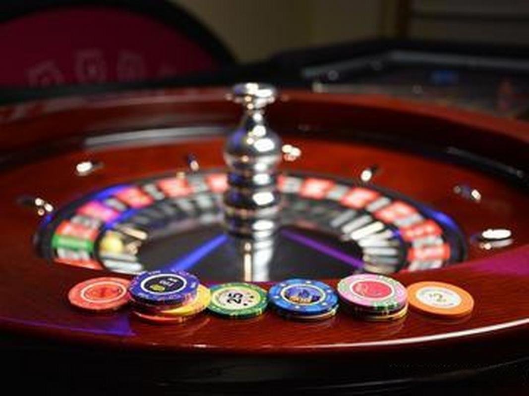 Seorang pria menikmati hiburan sports dan casino dari perangkat mobile di Indonesia